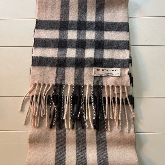 BURBERRY CLASSIC SCARF 🧣Authentic & like new - Picture 5 of 8